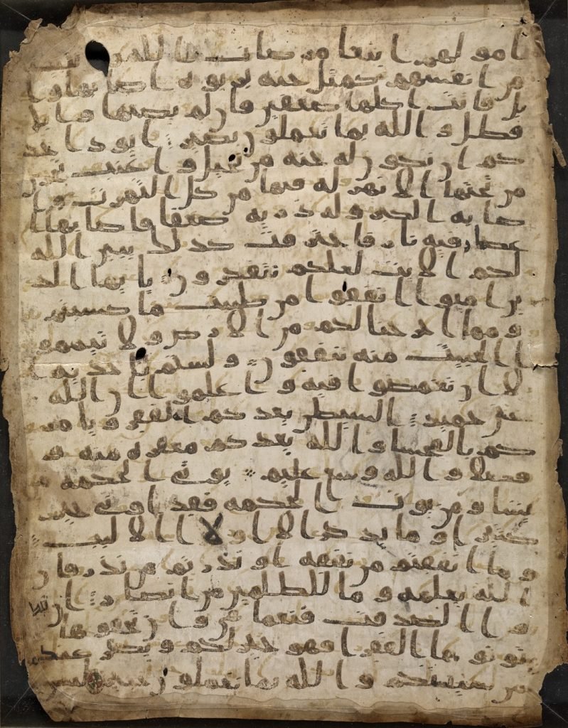 Recto side of the Stanford '07 folio. The upper text covers Quran 2 (al-Baqarah), verses 265–271.